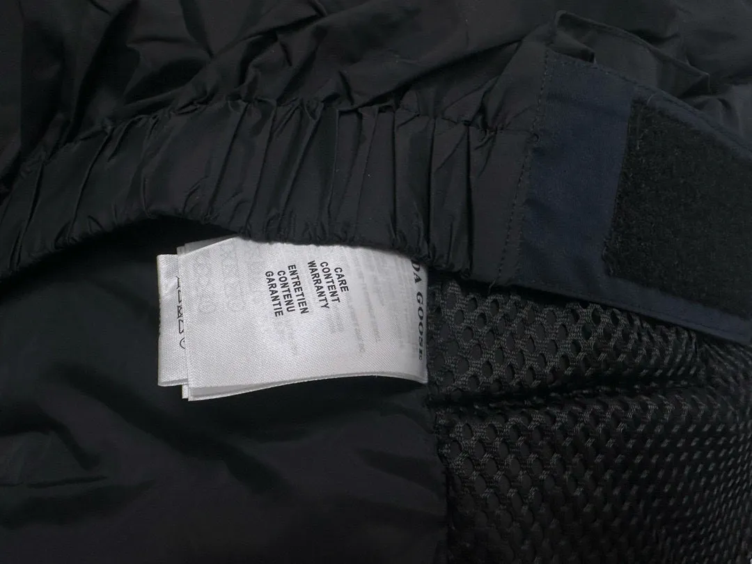 P780 top purchasing version, navy blue (wolf hair is optional) 🇨🇦CANADA GOOES 24 new models 08/couple style Factory direct supply: supplying global purchasing, micro-business, entity, Tmall, high-end stalls and studio cooperation, free shipping! Canada Goose Expedition Parka 2008 is the same style for men and women. It is mid-length and the most timeless classic. All Arctic and Antarctic scientific expedition teams choose Canada Goose as their cold-proof equipment. It is the Rolls-Royce of down jackets. ➖ Industry-leading anti-counterfeiting chip sensing. ➖ Imported Behringer embroidery machines and customized embroidery labels, the highest level and industry leading. ➖ Imported Korean 21-count polyester-cotton blended original fabric, TC85 waterproof coated fabric, water-repellent, windproof and wear-resistant. ➖ The new national standard 80 white duck down is filled with an average of 520 grams of down. The amount of down filled is industry-leading. ➖ 100% nylon lining with double double-layer sealing design to prevent velvet running, and seamless thread design on the cuffs! ➖ Western Canadian Green Wolf Collar. ➖ Yoshida YKK provides original factory-customized electroplated sliders. YKK two-way lockable zippers are tight and smooth and do not peel off paint. ➖ 3M composite Velcro is durable and the accessories and hardware are all custom-made. Note: Our copywriting is only simple and clear. Instead of bragging about the copywriting, it is better to compare and understand with samples. Only for the purest goose, the most dedicated, the most professional, the highest quality, the highest cost performance!  Size:XS-XXL